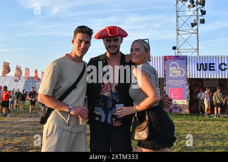 Hasselt, Belgique. 15 août 2024. Visiteurs du festival photographiés lors de la première journée de l'édition 2024 du festival de musique de quatre jours Pukkelpop à Kiewit, Hasselt le jeudi 15 août 2024. BELGA PHOTO JILL DELSAUX crédit : Belga News Agency/Alamy Live News Banque D'Images