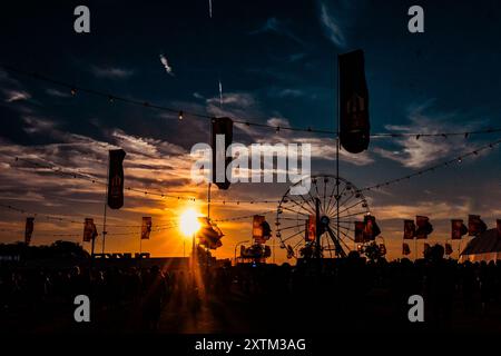 Hasselt, Belgique. 15 août 2024. Le coucher de soleil photographié lors de la première journée de l'édition 2024 du festival de musique de quatre jours Pukkelpop à Kiewit, Hasselt le jeudi 15 août 2024. BELGA PHOTO JILL DELSAUX crédit : Belga News Agency/Alamy Live News Banque D'Images