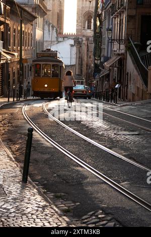 Le tramway jaune classique 28 dans le quartier historique de Lisbonne au Portugal en Europe Banque D'Images