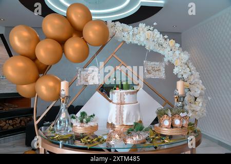 Gâteau de mariage à deux niveaux sur le thème du caftan marocain Banque D'Images