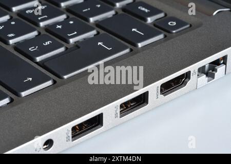 Détail des prises pour casque, des ports usb, des ports hdmi et RJ45 lan sur le côté d'un ordinateur portable moderne Banque D'Images