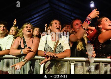 Hasselt, Belgique. 15 août 2024. Visiteurs du festival photographiés lors de la première journée de l'édition 2024 du festival de musique de quatre jours Pukkelpop à Kiewit, Hasselt le jeudi 15 août 2024. BELGA PHOTO JILL DELSAUX crédit : Belga News Agency/Alamy Live News Banque D'Images