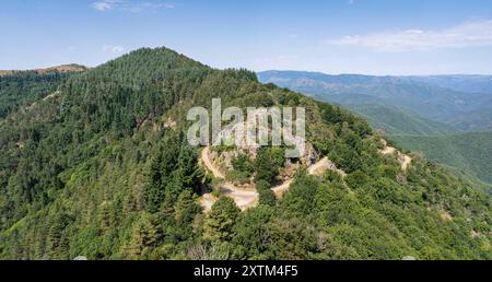 Panorama pittoresque de paysage d'été sur les montagnes du Parc National des Cévennes près de St Jean du Gard, Gard, France Banque D'Images