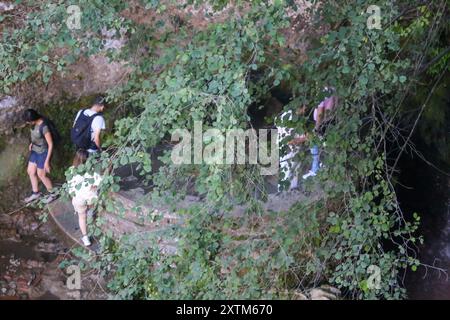 Covadonga, Espagne, 15 août 2024 : les gens boivent de la Fuente de los Siete Caños pendant la vie quotidienne à Onís, le 15 août 2024, à Covadonga, Espagne. Crédit : Alberto Brevers / Alamy Live News. Banque D'Images