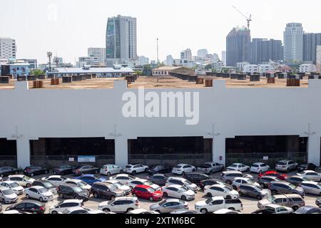 Parking près du centre commercial. Grand nombre de voitures debout en rangées, vue de dessus. Thaïlande, Bangkok - 15.01.2024 Banque D'Images