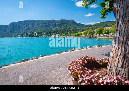 Belle vue sur la côte est du lac de Garde dans la ville de Garda, Italie. Banque D'Images