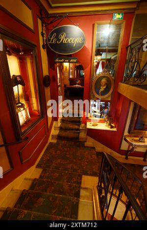 PARIS, FRANCE - 14 AOÛT 2024 : Café le Procope. Le Café Procope situé dans le quartier Saint Germain des Prés. Il est appelé le plus ancien restaurant o Banque D'Images