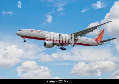 Londres, Royaume-Uni. 14 juillet 2024 : Boeing 777 d'Air India en approche de l'aéroport d'Heathrow Banque D'Images