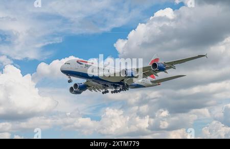 Londres, Royaume-Uni. 14 juillet 2024 : Airbus A380 de British Airways en approche de l'aéroport d'Heathrow Banque D'Images