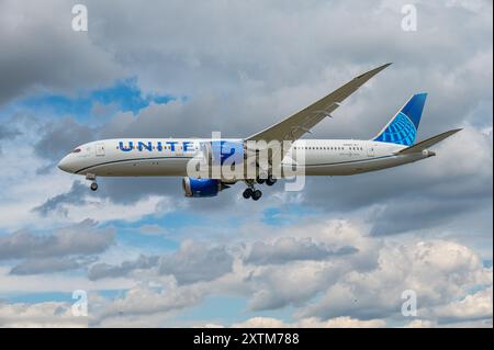 Londres, Royaume-Uni. 14 juillet 2024 : Boeing 787 Dreamliner d'United Airlines en approche de l'aéroport d'Heathrow Banque D'Images