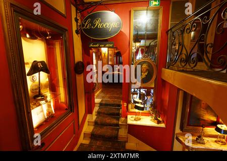 PARIS, FRANCE - 14 AOÛT 2024 : Café le Procope. Le Café Procope situé dans le quartier Saint Germain des Prés. Il est appelé le plus ancien restaurant o Banque D'Images