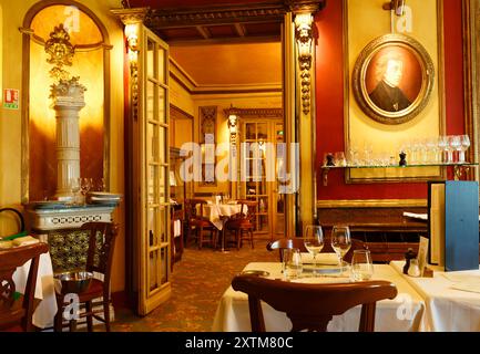 PARIS, FRANCE - 14 AOÛT 2024 : Café le Procope. Le Café Procope situé dans le quartier Saint Germain des Prés. Il est appelé le plus ancien restaurant o Banque D'Images