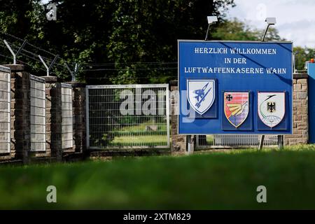 Verdacht auf sabotage an der Luftwaffenkaserne Köln Wahn am Flughafen Köln Bonn. AM Mittwoch wurde die Kaserne abgeriegelt, nachdem in der internen Wasserversorgung abnormale Werte festgestellt worden waren - auch fand sich ein Loch im Zaun. IM Bild der Haupteingang zur Luftwaffenkaserne mit Schild. Köln, 15.08.2024 NRW Deutschland *** sabotage présumé à la caserne de l'armée de l'air de Cologne Wahn à l'aéroport de Cologne Bonn mercredi, la caserne a été bouchée après que des valeurs anormales ont été détectées dans l'alimentation en eau interne et un trou a été trouvé dans la clôture sur la photo de l'entrée principale de th Banque D'Images