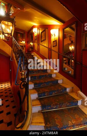 PARIS, FRANCE - 14 AOÛT 2024 : Café le Procope. Le Café Procope situé dans le quartier Saint Germain des Prés. Il est appelé le plus ancien restaurant o Banque D'Images