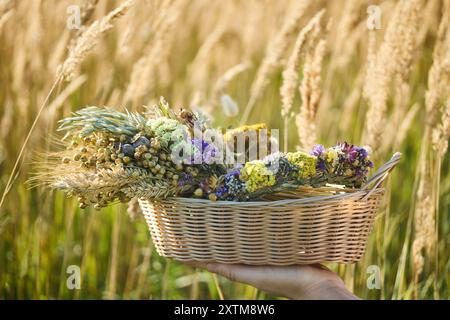 Jour de l'Assomption de Marie. Panier tissé avec des fleurs sauvages Banque D'Images