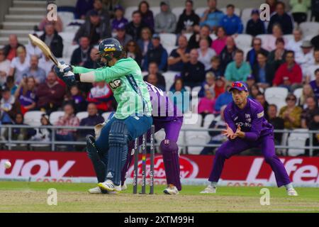 Leeds, Angleterre, 31 juillet 2021. Tom Curran battant pour les Invincibles ovales contre les Superchargeurs du Nord dans les cent à Headingley. Crédit : Colin Edwards Banque D'Images