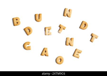 alphabet fait à partir de biscuits en discorde sur un fond blanc. Orthographe intéressante avec des crackers Banque D'Images