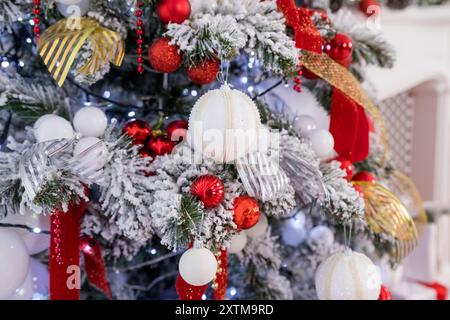 L'arbre de Noël est décoré pour Noël. Maison joliment décorée avec argent, blanc et sapin de Noël et cadeaux. Banque D'Images