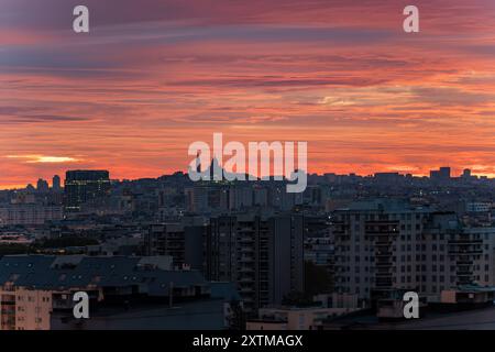 Vue lointaine sur la basilique du Sacré-cœur lors d'un magnifique lever de soleil en automne Banque D'Images