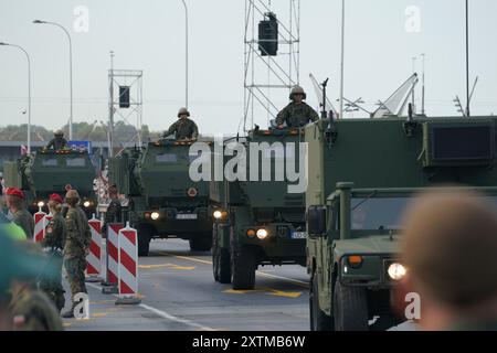 Varsovie, Pologne. 15 août 2024. Des systèmes de roquettes d'artillerie à haute mobilité M142 sont vus lors d'un défilé militaire de la Journée des forces armées à Varsovie, en Pologne, le 15 août 2024. La Pologne a célébré jeudi sa Journée des forces armées avec un grand défilé à Varsovie, la capitale de la Pologne. Plus de 2 000 soldats de diverses branches de l'armée ont défilé à travers Varsovie. Crédit : Jaap Arriens/Xinhua/Alamy Live News Banque D'Images