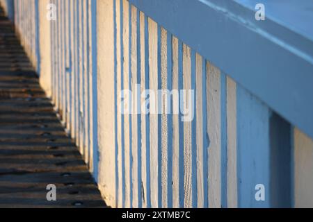 main courante peinte en blanc sur le pont Banque D'Images