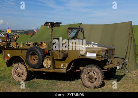 Véhicules militaires et reconstituteurs à l'expérience de guerre du Yorkshire près de Bradford, West Yorkshire, Royaume-Uni Banque D'Images