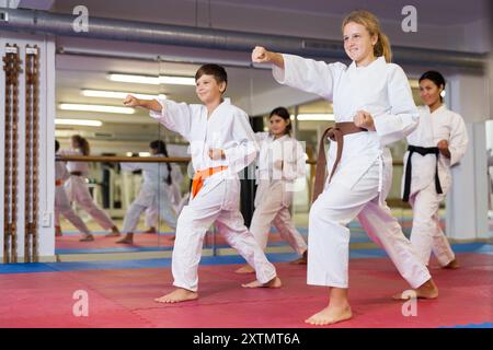 Karaté enfants faisant du kata dans la salle de gym Banque D'Images