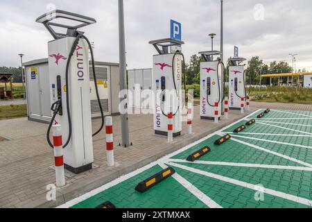 Varsovie, Pologne- 1er juillet 2023 : plusieurs chargeurs de voiture électrique IONITY DC HPC station de charge. Banque D'Images