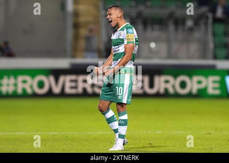 Graham Burke des Shamrock Rovers célèbre sa victoire dans le troisième tour de qualification de l'Europa League, 2e manche au stade Tallaght de Dublin. Date de la photo : jeudi 15 août 2024. Banque D'Images