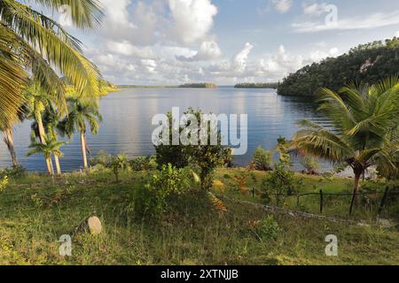 601 en forme de sac, calme Bahia Taco Bay dans le parc Alexander von Humboldt, vu tôt le matin depuis le centre des visiteurs du parc. Baracoa-Cuba. Banque D'Images