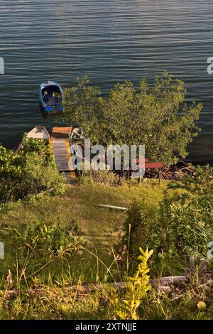 602 jetée en bois pour bateaux à rames touristiques, Bahia Taco Bay dans le parc Alexander von Humboldt, vue tôt le matin depuis le centre d'accueil. Baracoa-Cuba Banque D'Images