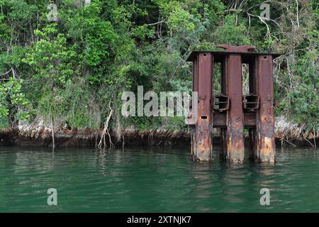 604 amarrage de pylônes rouillés pour les navires qui exportent le bois précieux extrait de 1930-45 dans la région de Bahia Taco Bay par une scierie appartenant aux États-Unis. Baracoa-Cuba Banque D'Images