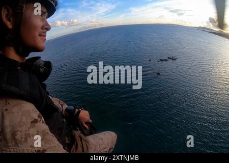 Japon. 11 juillet 2024. Un Marine américain avec la force de raid maritime, la 31st Marine Expeditionary Unit, transporte dans un hélicoptère UH-1Y Venom dans le cadre d'un gréement spécial d'insertion et d'extraction de patrouille lors d'un exercice de soutien des techniques de suspension de corde d'hélicoptère sur la zone d'entraînement de Kin Blue, Okinawa, Japon, le 11 juillet 2024. L'exercice a permis de maintenir les compétences HRST de la MRF dans les capacités d'insertion et d'extraction pour la 31e MEU, et a inclus la corde rapide, la descente en rappel, l'helocasting et le gréement SPIE. La 31e MEU, la seule MEU déployée en continu vers l'avant du corps des Marines, fournit un flexible et létal Banque D'Images