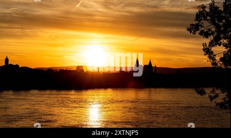 15.08.2024 - impression générale : Sonnenuntergang an einem schönen Sommerabend über Mainz Rheinland-Pfalz. IM Vordergrund ist der Rhein zu sehen. Mainz Südbrücke Rheinland-Pfalz Deutschland *** 15 08 2024 impression coucher de soleil sur une belle soirée d'été au-dessus de Mayence Rhénanie Palatinat le Rhin peut être vu au premier plan Mayence South Bridge Rhénanie Palatinat Allemagne Copyright : xBEAUTIFULxSPORTS/RaphaelxSchmittx Banque D'Images