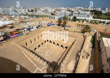 Vue pittoresque du minaret à la cour de la Grande Mosquée à Sousse, Tunisie, Afrique Banque D'Images