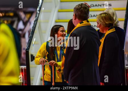 Sydney, Australie. 14 août 2024. Le plus jeune membre de l'équipe australienne de skateboarder Arisa Trew salue le PDG de Qantas Vanessa Hudson alors que des athlètes arrivent des Jeux Olympiques de Paris 2024. Réception officielle de l'équipe olympique australienne « Bienvenue à la maison » au hangar Qantas 96, alors que les Olympiens australiens débarquent de l'avion Dreamliner Qantas « Go Aussies » à l'aéroport de Sydney. L'équipe, vêtue de « vert et or », a été accueillie par des responsables du gouvernement australien, des responsables sportifs, du personnel de Qantas, des médias et des membres de la famille. (Photo de Alexander Bogatyrev/SOPA images/SIPA USA) crédit : SIPA USA/Alamy Live News Banque D'Images