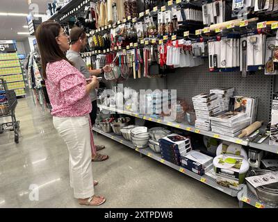 Hallandale Beach, États-Unis. 15 août 2024. Les dépenses de consommation augmentent parce que l'économie s'améliore et met de côté la peur de la récession. Walmart le 15 août 2024, à Hallandale Beach, Floride. Crédit : Sipa USA/Alamy Live News Banque D'Images