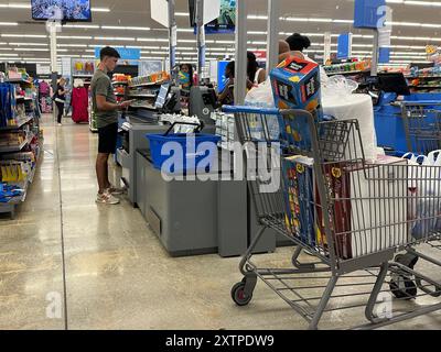 Hallandale Beach, États-Unis. 15 août 2024. Les dépenses de consommation augmentent parce que l'économie s'améliore et met de côté la peur de la récession. Walmart le 15 août 2024, à Hallandale Beach, Floride. Crédit : Sipa USA/Alamy Live News Banque D'Images