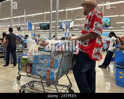 Hallandale Beach, États-Unis. 15 août 2024. Les dépenses de consommation augmentent parce que l'économie s'améliore et met de côté la peur de la récession. Walmart le 15 août 2024, à Hallandale Beach, Floride. Crédit : Sipa USA/Alamy Live News Banque D'Images