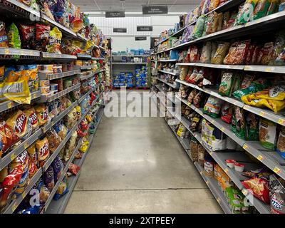Hallandale Beach, États-Unis. 15 août 2024. Les dépenses de consommation augmentent parce que l'économie s'améliore et met de côté la peur de la récession. Walmart le 15 août 2024, à Hallandale Beach, Floride. Crédit : Sipa USA/Alamy Live News Banque D'Images