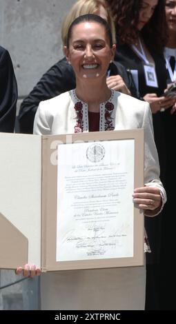 Mexico, Mexique. 15 août 2024. Claudia Sheinbaum Pardo, montre le certificat de majorité qualifiée après l'avoir reçu du Tribunal électoral du pouvoir judiciaire de la Fédération (TEPJF) qui l'endosse comme nouvelle présidente élue du Mexique pour la période 2024-2030 après la session solennelle au Tribunal électoral du pouvoir judiciaire de la Fédération (TEPJF). Le 15 août 2024 à Mexico, Mexique. (Photo de Jose Luis Torales/ crédit : Eyepix Group/Alamy Live News Banque D'Images