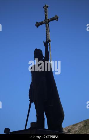 Covadonga, Espagne. 15 août 2024. La statue du roi Don Pelayo pendant la vie quotidienne à Onís, le 15 août 2024, à Covadonga, Espagne. (Photo d'Alberto Brevers/Pacific Press) crédit : Pacific Press Media production Corp./Alamy Live News Banque D'Images