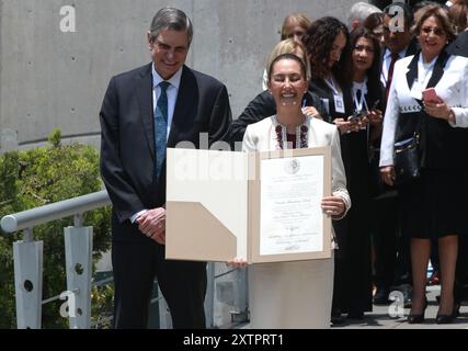 Mexico, Mexique. 15 août 2024. Claudia Sheinbaum Pardo, montre le certificat de majorité qualifiée après l'avoir reçu du Tribunal électoral du pouvoir judiciaire de la Fédération (TEPJF) qui l'endosse comme nouvelle présidente élue du Mexique pour la période 2024-2030 après la session solennelle au Tribunal électoral du pouvoir judiciaire de la Fédération (TEPJF). Le 15 août 2024 à Mexico, Mexique. (Photo de Jose Luis Torales/ crédit : Eyepix Group/Alamy Live News Banque D'Images