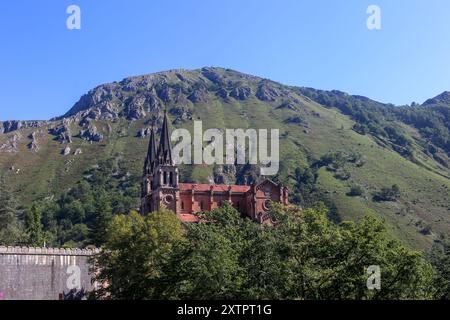 Covadonga, Espagne. 15 août 2024. Vue de la basilique Santa María la Real de Covadonga pendant la vie quotidienne à Onís, le 15 août 2024, à Covadonga, Espagne. (Photo d'Alberto Brevers/Pacific Press) crédit : Pacific Press Media production Corp./Alamy Live News Banque D'Images