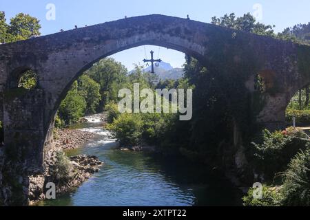 Cangas de Onís, Espagne. 15 août 2024. Vue du pont médiéval de Cangas de Onís pendant la vie quotidienne à Onís, le 15 août 2024, à Cangas de Onís, Espagne. (Photo d'Alberto Brevers/Pacific Press) crédit : Pacific Press Media production Corp./Alamy Live News Banque D'Images