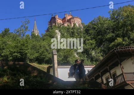 Covadonga, Espagne. 15 août 2024. Vue de la basilique Santa María la Real de Covadonga pendant la vie quotidienne à Onís, le 15 août 2024, à Covadonga, Espagne. (Photo d'Alberto Brevers/Pacific Press) crédit : Pacific Press Media production Corp./Alamy Live News Banque D'Images