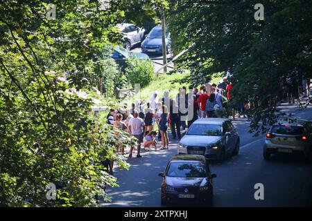 Covadonga, Asturies, Espagne. 15 août 2024. Covadonga, Espagne, 15 août 2024 : des gens font la queue pour prendre un taxi pour monter aux lacs de Covadonga pendant la vie quotidienne à OnÃ-s, le 15 août 2024, à Covadonga, Espagne. (Crédit image : © Alberto Brevers/Pacific Press via ZUMA Press Wire) USAGE ÉDITORIAL SEULEMENT! Non destiné à UN USAGE commercial ! Banque D'Images