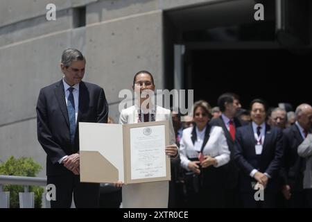 Claudia Sheinbaum Pardo montre le certificat de majorité qualifiée reçu par le Tribunal électoral du pouvoir judiciaire de la Fédération ce certificat en tant que Président élu du Mexique. Le 15 août 2024 à Mexico, Mexique. (Crédit image : © Ian Robles/eyepix via ZUMA Press Wire) USAGE ÉDITORIAL SEULEMENT! Non destiné à UN USAGE commercial ! Banque D'Images