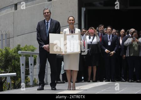 Mexico, Mexique. 15 août 2024. Claudia Sheinbaum Pardo montre le certificat de majorité qualifiée reçu par le Tribunal électoral du pouvoir judiciaire de la Fédération ce certificat en tant que Président élu du Mexique. Le 15 août 2024 à Mexico, Mexique. (Photo de Ian Robles/Eyepix Group/SIPA USA) crédit : SIPA USA/Alamy Live News Banque D'Images