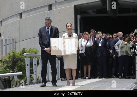 Mexico, Mexique. 15 août 2024. Claudia Sheinbaum Pardo montre le certificat de majorité qualifiée reçu par le Tribunal électoral du pouvoir judiciaire de la Fédération ce certificat en tant que Président élu du Mexique. Le 15 août 2024 à Mexico, Mexique. (Photo de Ian Robles/Eyepix Group/SIPA USA) crédit : SIPA USA/Alamy Live News Banque D'Images